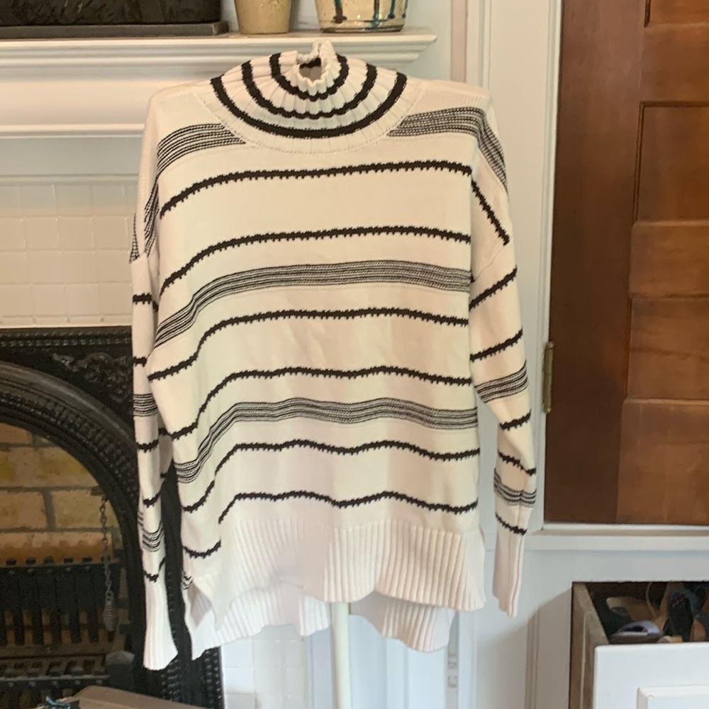 Loft cotton blend mock turtleneck sweater. Worn a few times . Very good shape